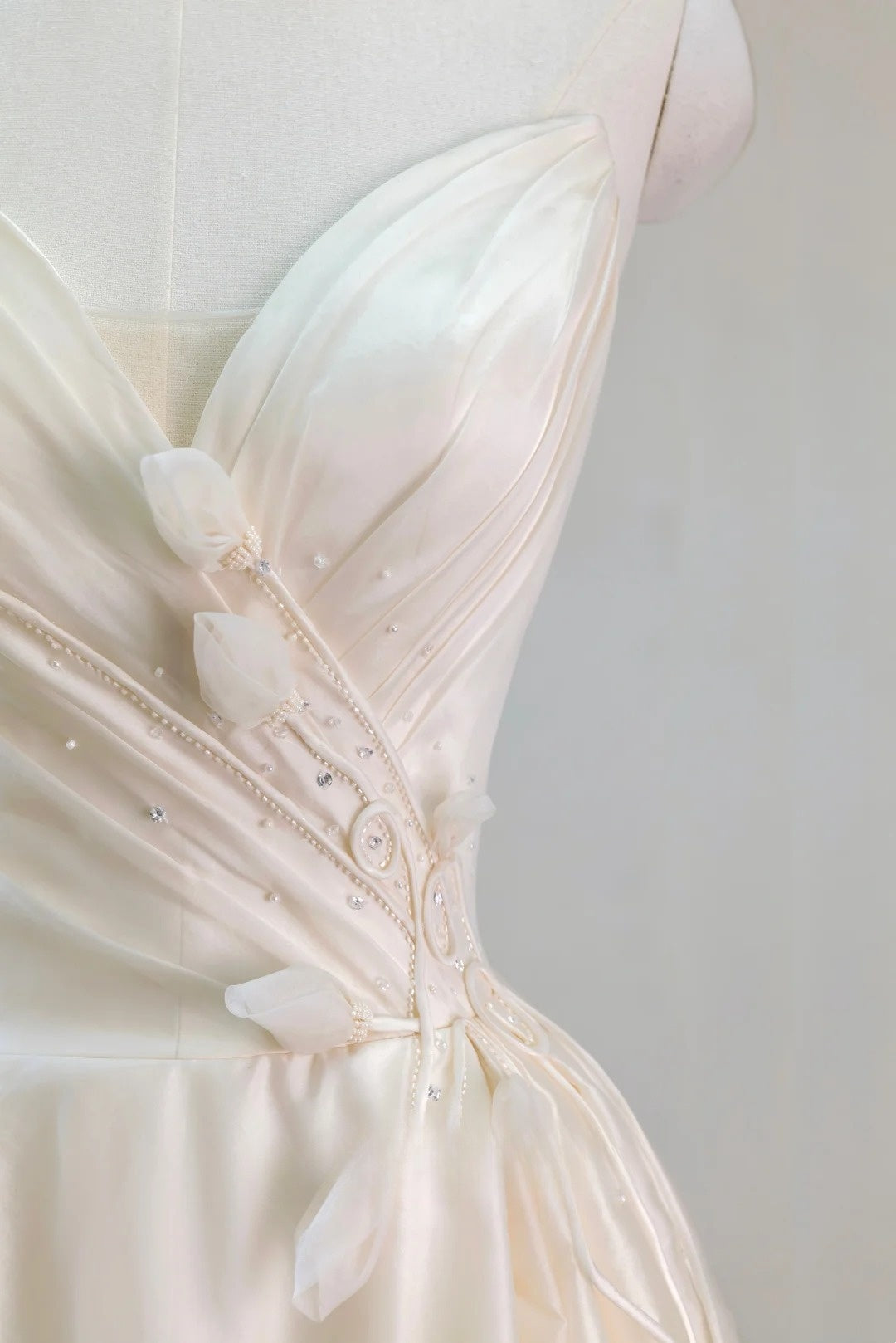 Prinzessinnen-Ballkleid für Damen mit Herzausschnitt, langen Ärmeln, applizierter weißer Spitze und Schleppe, Hochzeitskleider AU033