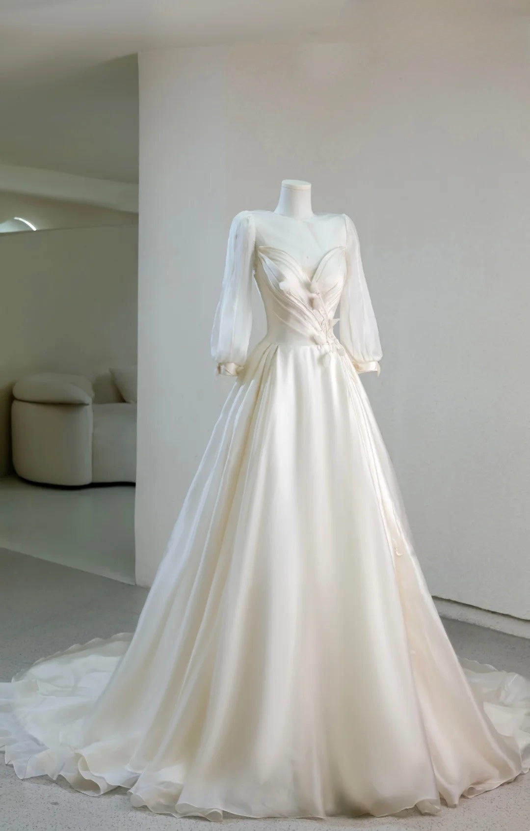 Prinzessinnen-Ballkleid für Damen mit Herzausschnitt, langen Ärmeln, applizierter weißer Spitze und Schleppe, Hochzeitskleider AU033