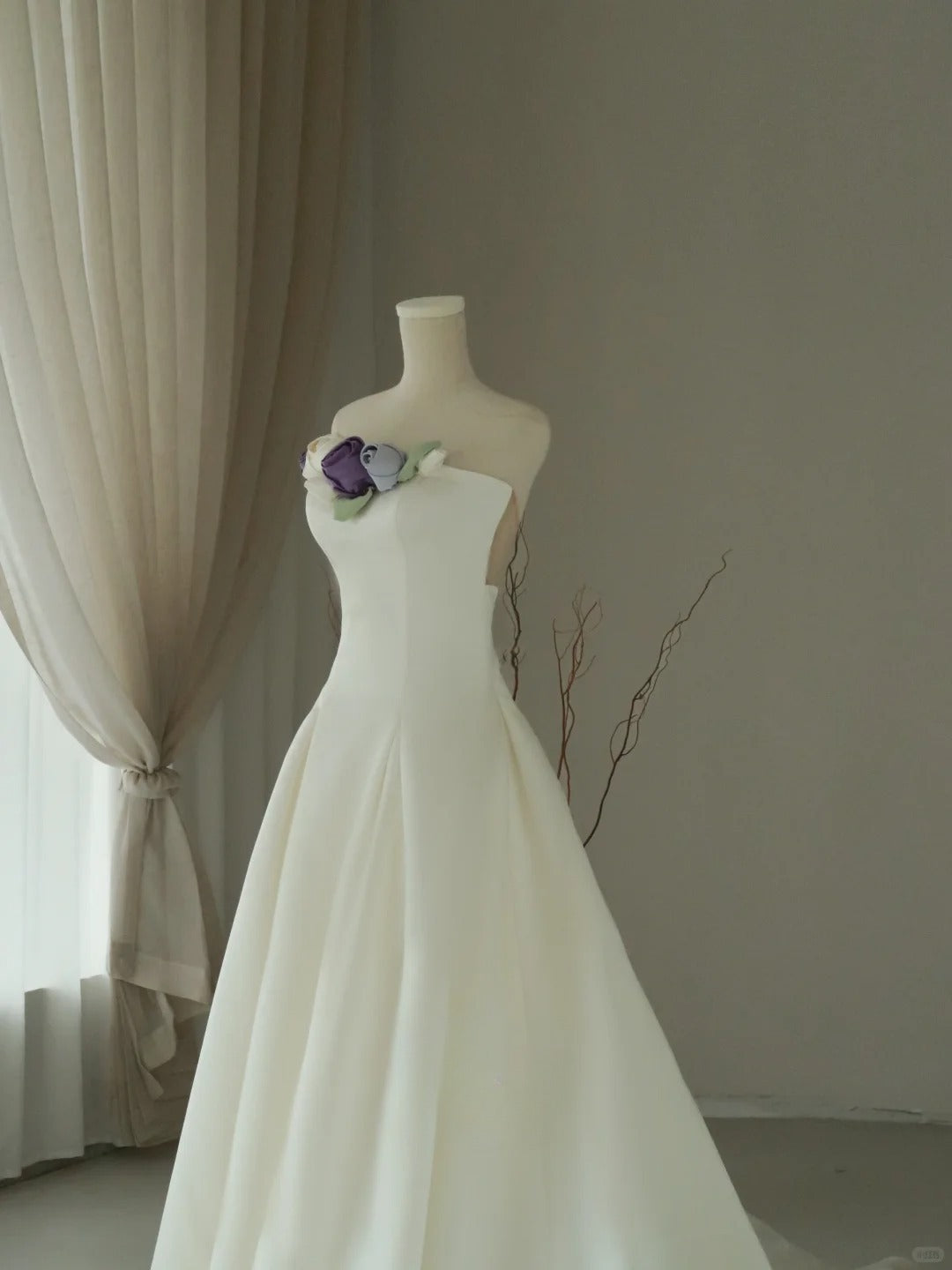Simple Ball Gown Strapless White Groom Brides Gown Bridal Dress Style Floor Length Wedding Dresses RB6984