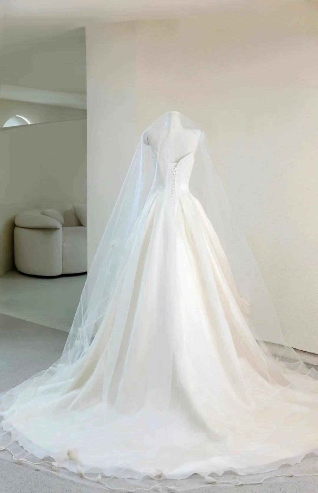 Prinzessinnen-Ballkleid für Damen mit Herzausschnitt, langen Ärmeln, applizierter weißer Spitze und Schleppe, Hochzeitskleider AU033