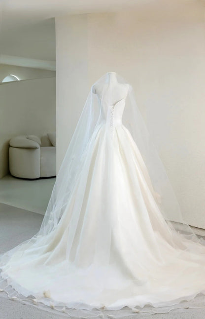Prinzessinnen-Ballkleid für Damen mit Herzausschnitt, langen Ärmeln, applizierter weißer Spitze und Schleppe, Hochzeitskleider AU033