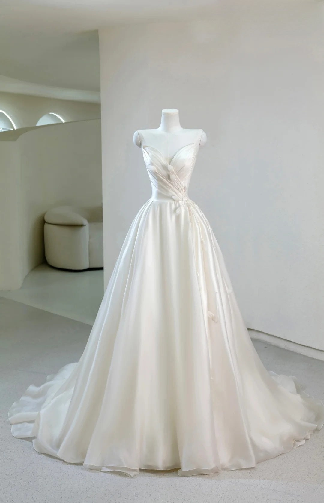 Prinzessinnen-Ballkleid für Damen mit Herzausschnitt, langen Ärmeln, applizierter weißer Spitze und Schleppe, Hochzeitskleider AU033
