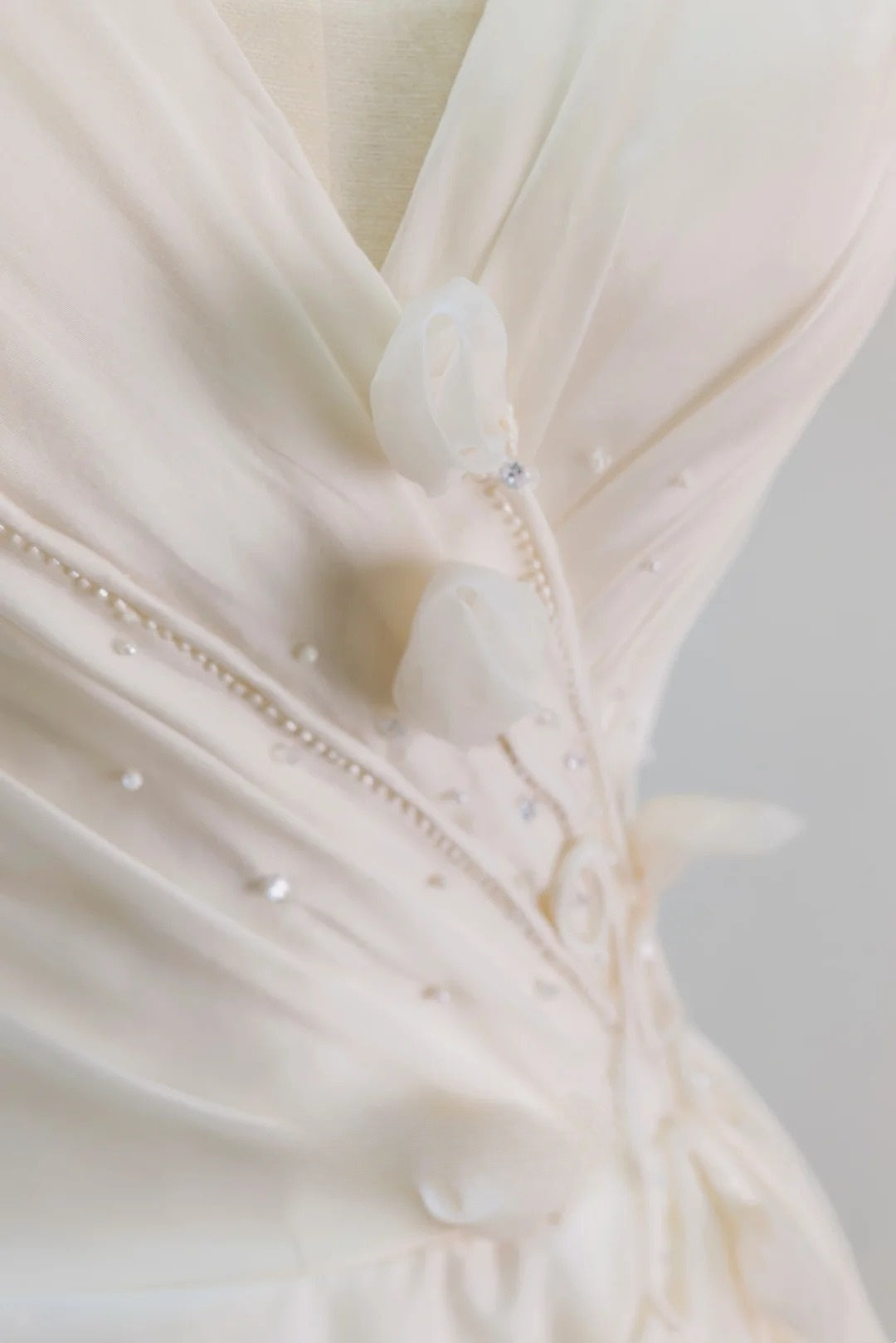 Prinzessinnen-Ballkleid für Damen mit Herzausschnitt, langen Ärmeln, applizierter weißer Spitze und Schleppe, Hochzeitskleider AU033