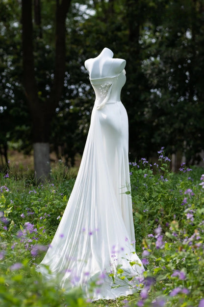Robe de mariée blanche longue au sol, dos nu, à fines bretelles et bretelles spaghetti, ornée de fleurs, modèle AU034