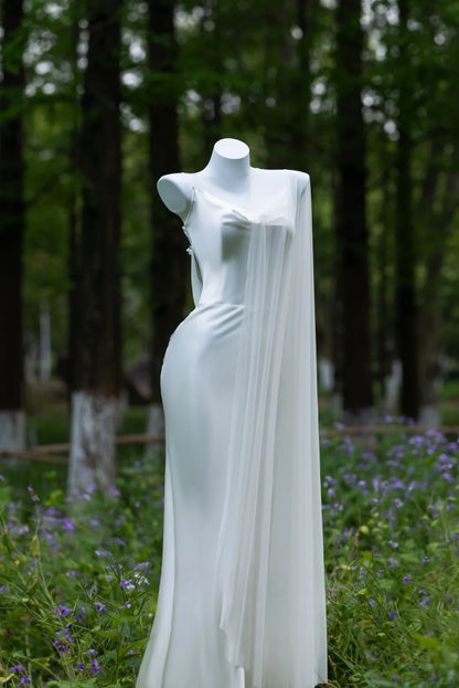 Robe de mariée blanche longue au sol, dos nu, à fines bretelles et bretelles spaghetti, ornée de fleurs, modèle AU034