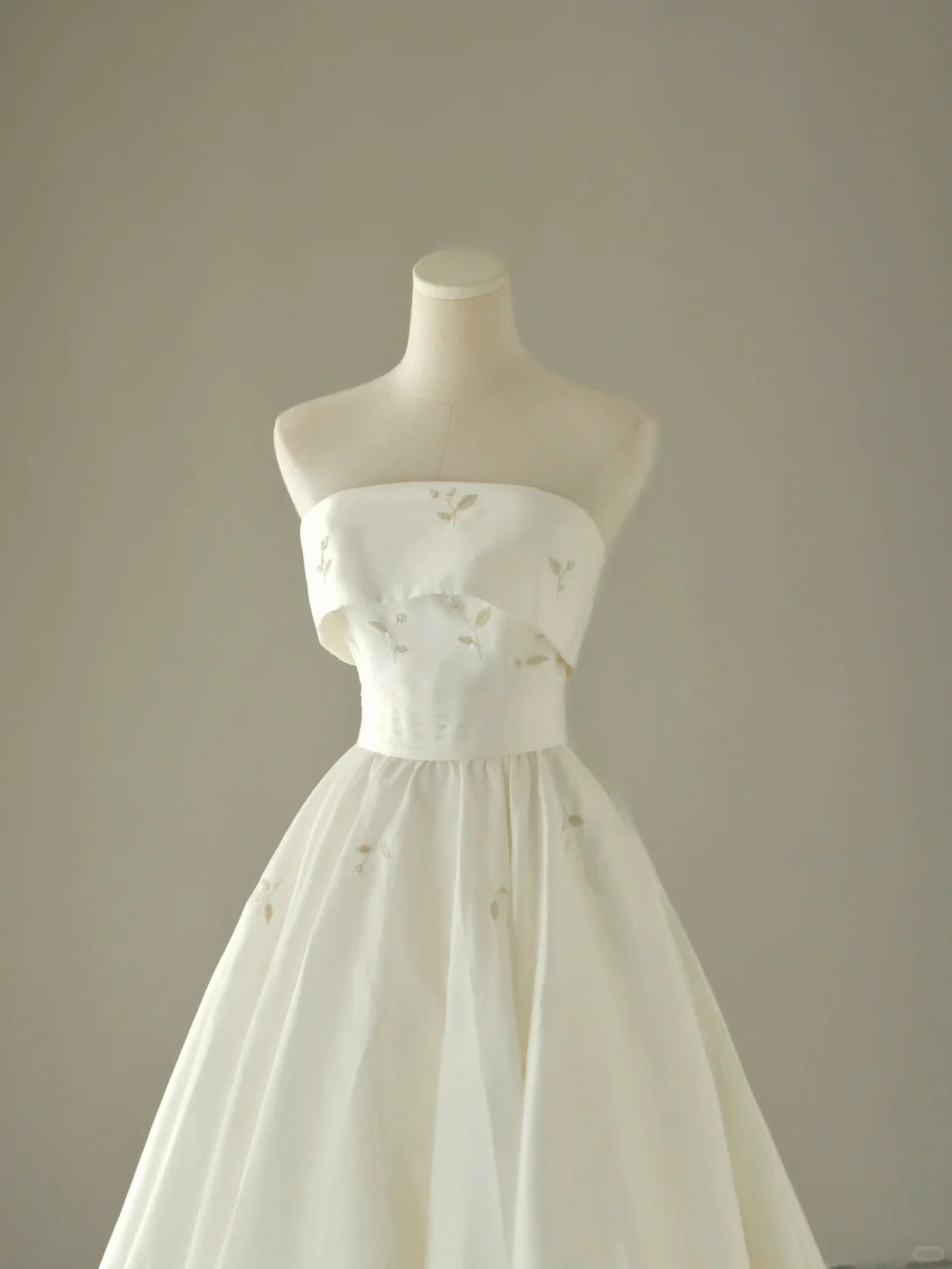 Simple Ball Gown Strapless White Groom Bride Gown Bridal Dress Style Wedding Dresses RB6985
