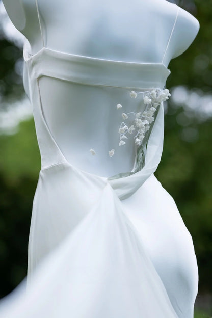 Robe de mariée blanche longue au sol, dos nu, à fines bretelles et bretelles spaghetti, ornée de fleurs, modèle AU034