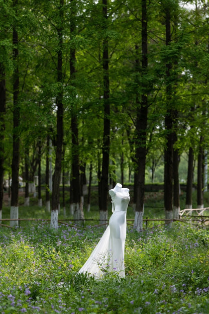 Robe de mariée blanche longue au sol, dos nu, à fines bretelles et bretelles spaghetti, ornée de fleurs, modèle AU034