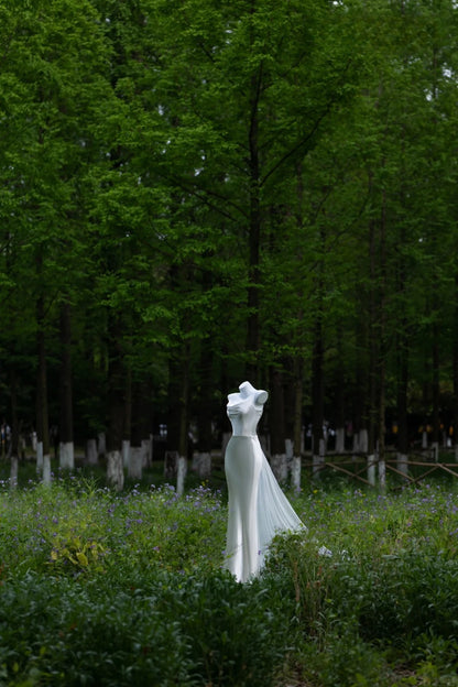 Robe de mariée blanche longue au sol, dos nu, à fines bretelles et bretelles spaghetti, ornée de fleurs, modèle AU034