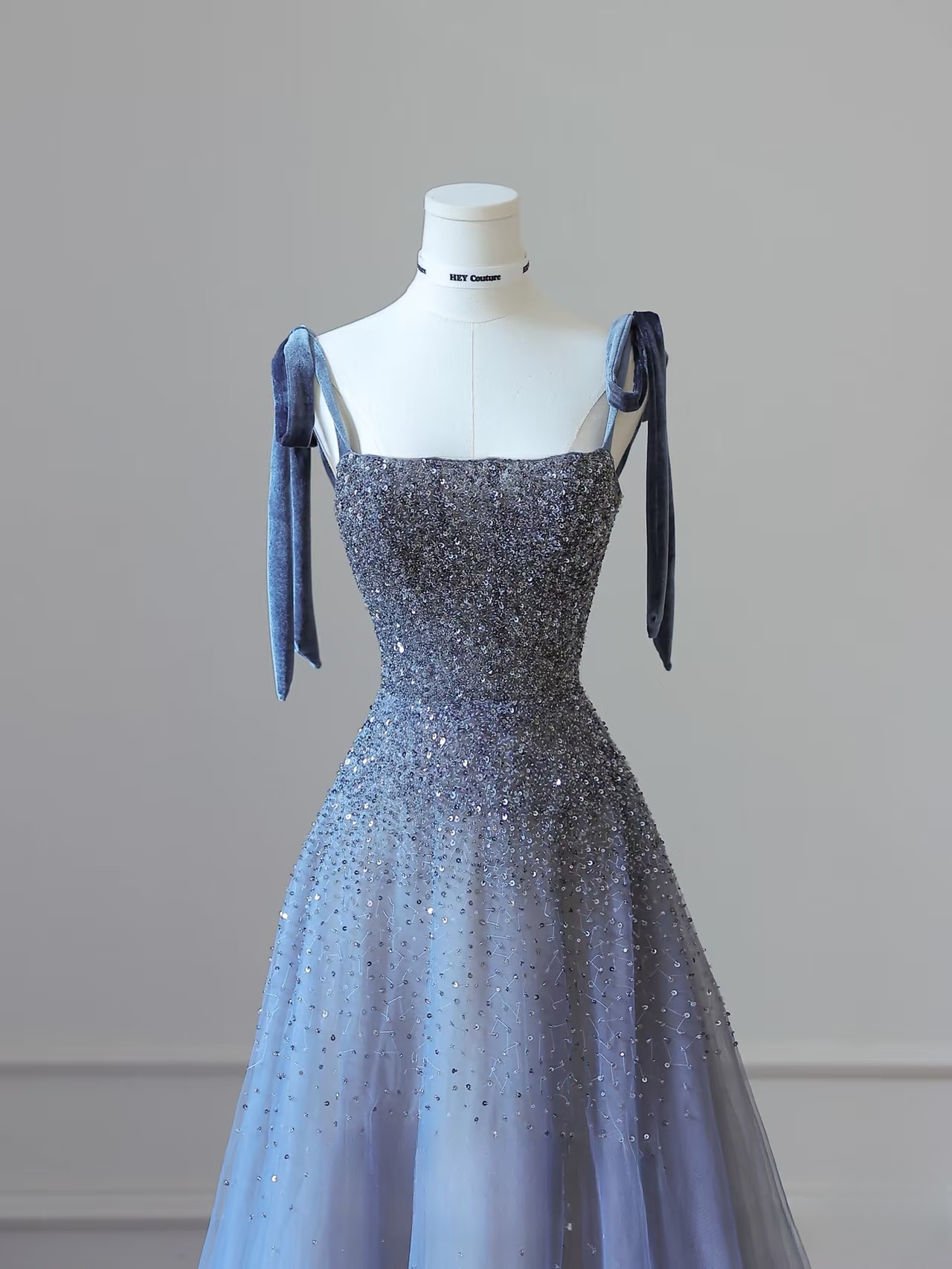 Sexy A line Straps Tulle Sleeveless Sequin Floor Length Stunning Prom Dresses Blue Inspiration High School Dance Dress Princess Graduation Gown AU035