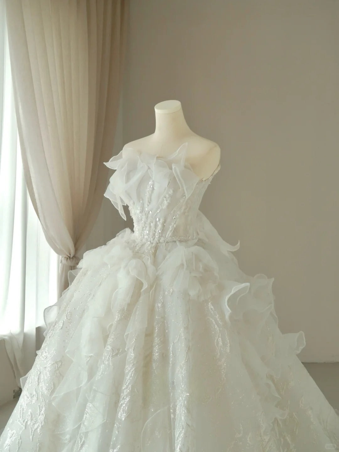 Classic Ball Gown Strapless White Tulle Groom Bride Gown Bridal Dress Style Wedding Dresses RB6986