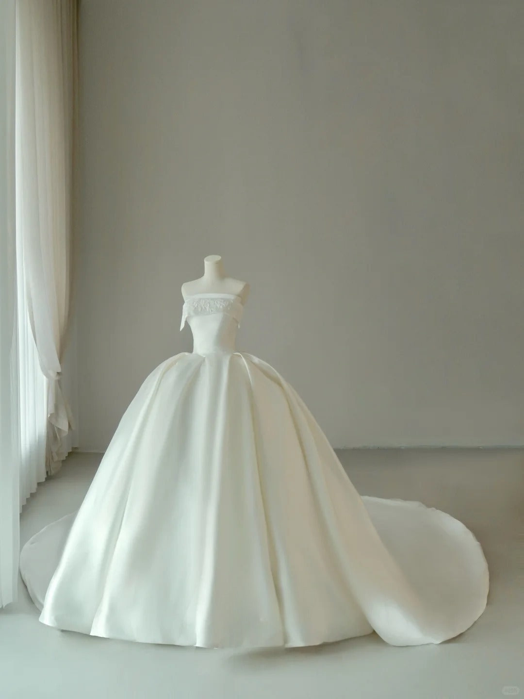 Classic Ball Gown Strapless White Satin With Beading Groom Bride Gown Bridal Dress Style Wedding Dresses RB6987