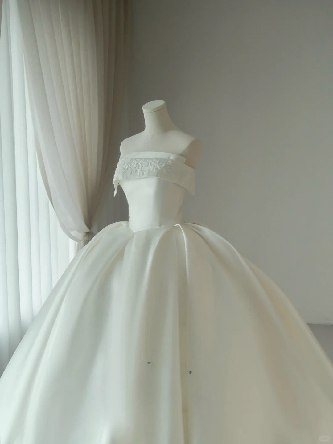 Classic Ball Gown Strapless White Satin With Beading Groom Bride Gown Bridal Dress Style Wedding Dresses RB6987