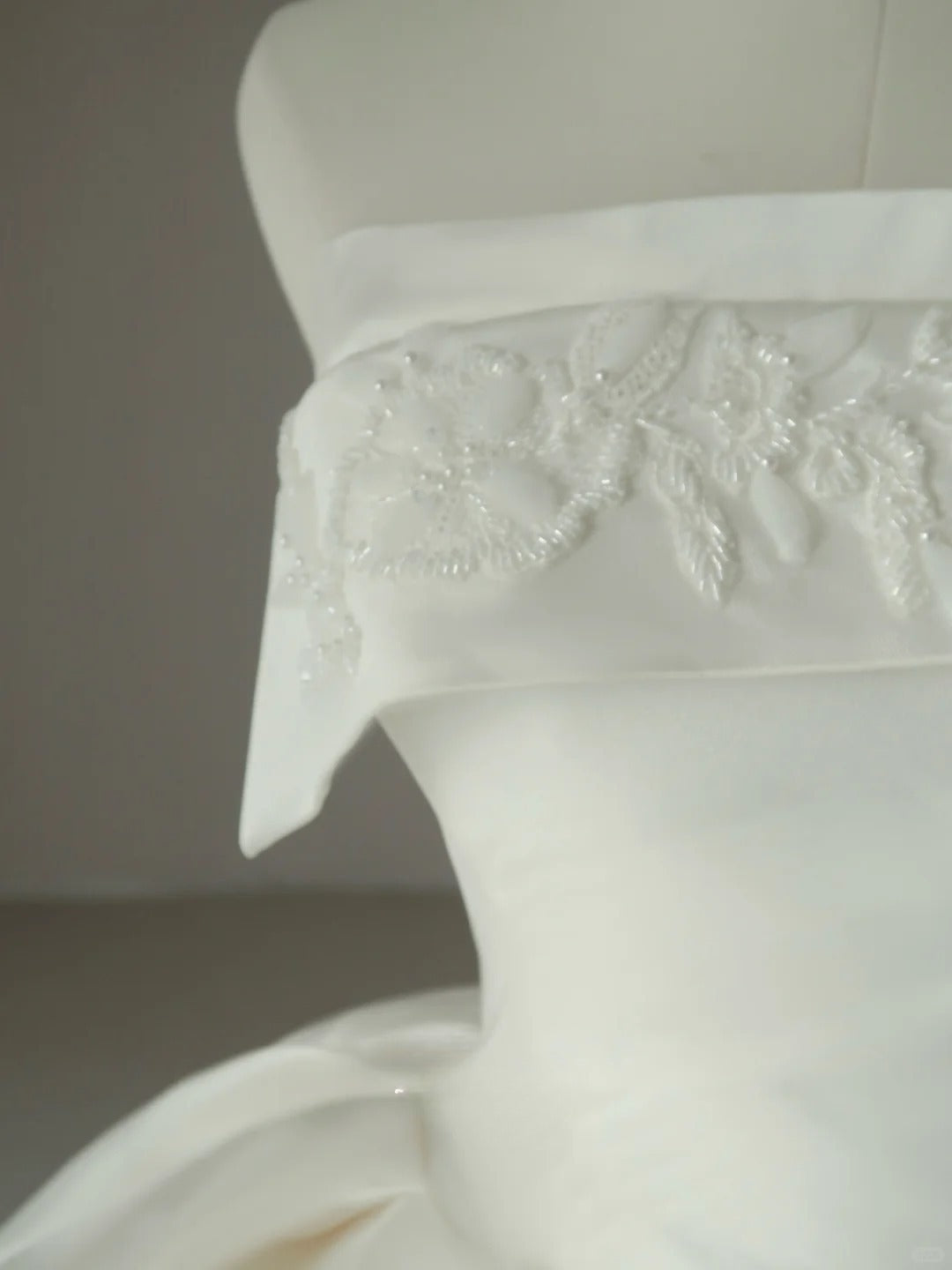 Classic Ball Gown Strapless White Satin With Beading Groom Bride Gown Bridal Dress Style Wedding Dresses RB6987