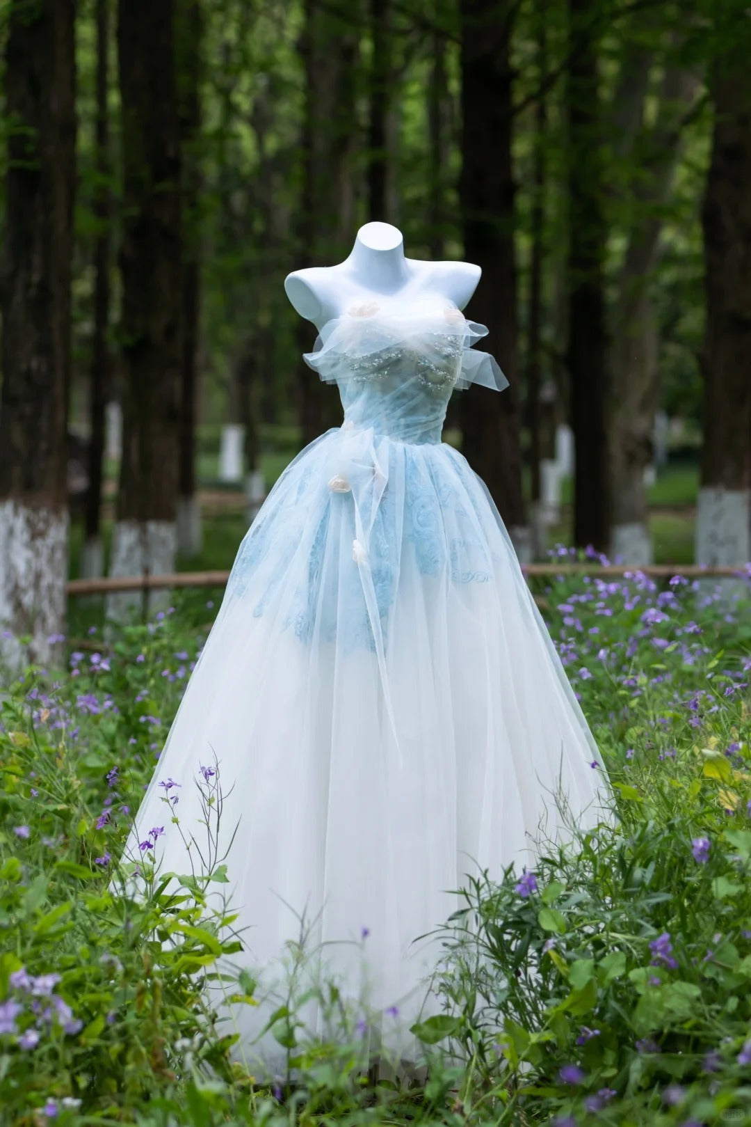 Strahlendes, trägerloses, hellblaues Tüll-Abendkleid – das perfekte Outfit für den 19. Geburtstag (AU036)