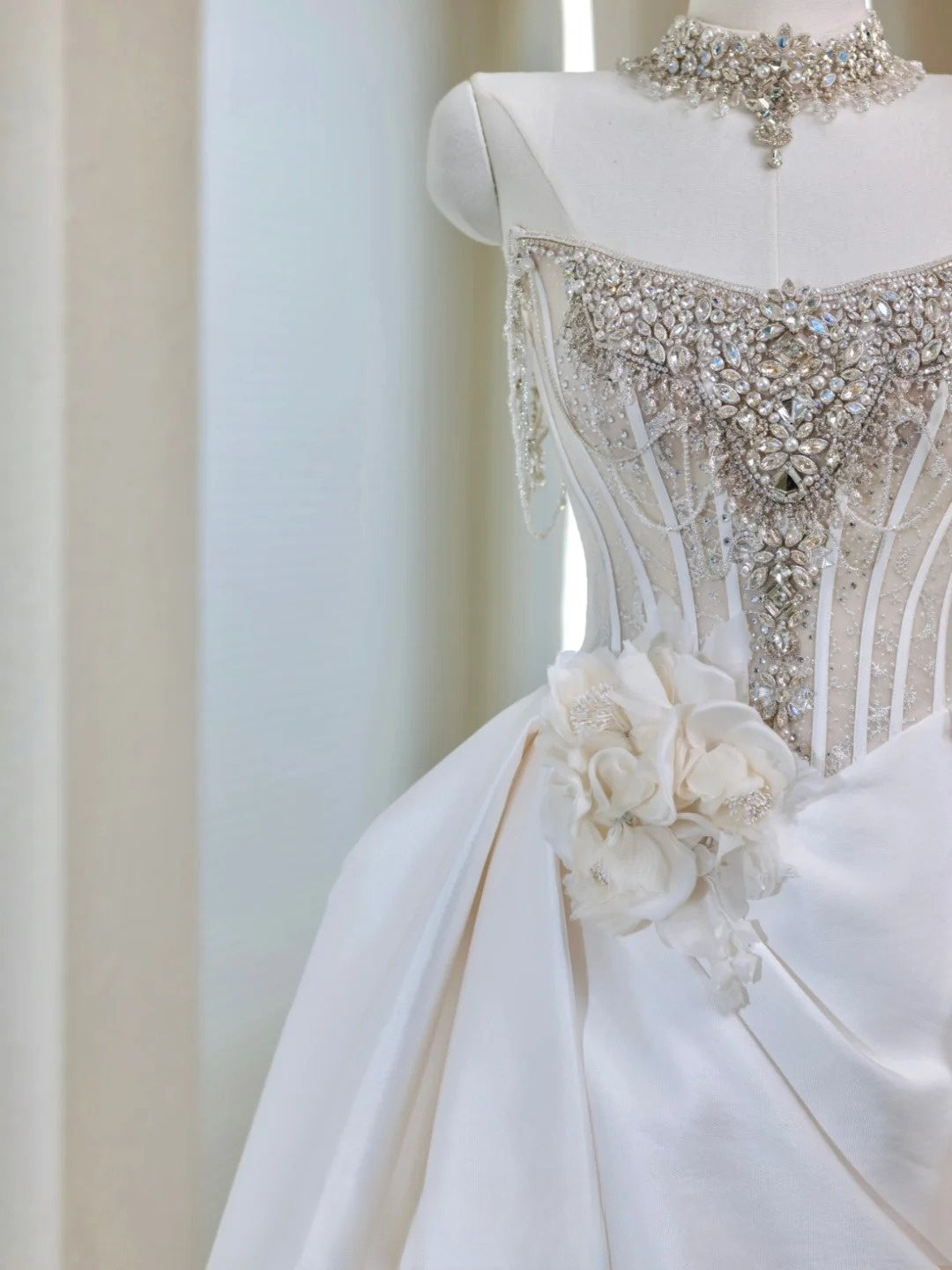 Robe de bal bustier blanche en satin ornée de perles argentées, longueur au sol, pour femme de princesse (AU037)