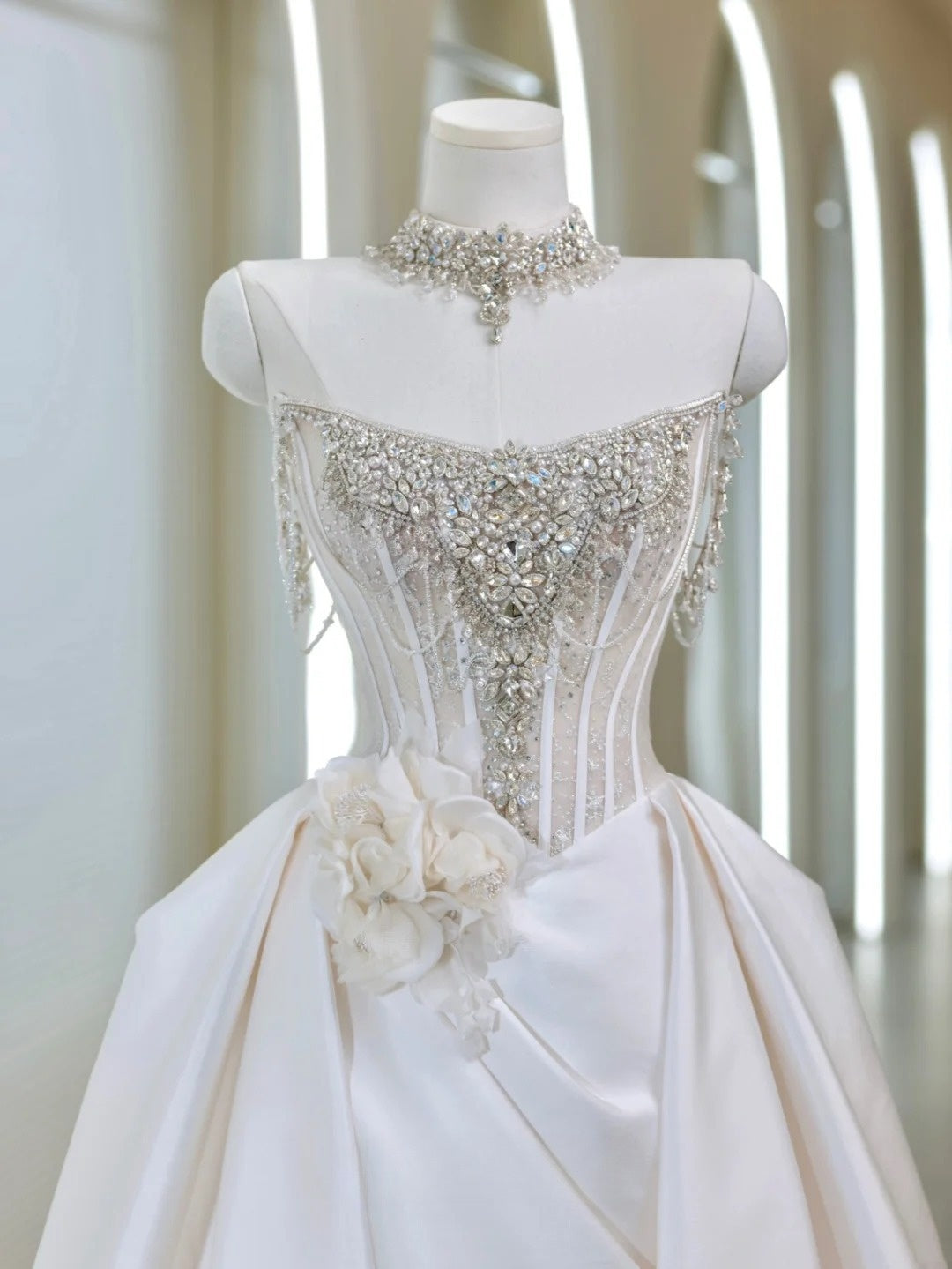 Robe de bal bustier blanche en satin ornée de perles argentées, longueur au sol, pour femme de princesse (AU037)