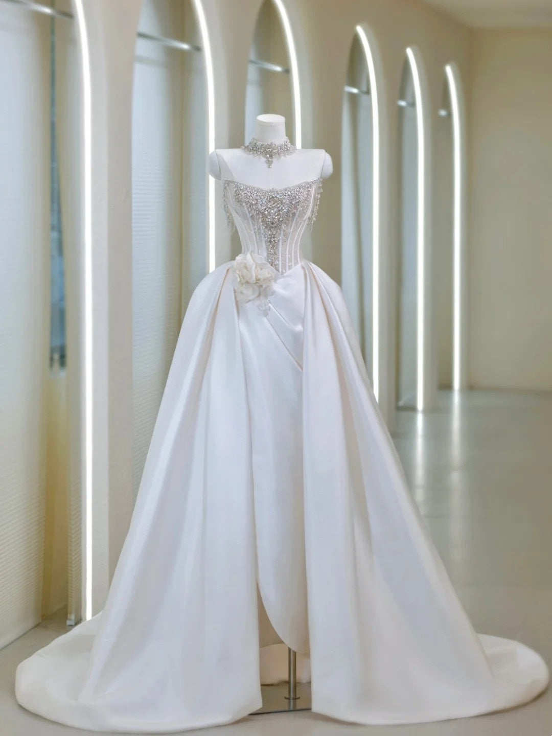 Robe de bal bustier blanche en satin ornée de perles argentées, longueur au sol, pour femme de princesse (AU037)