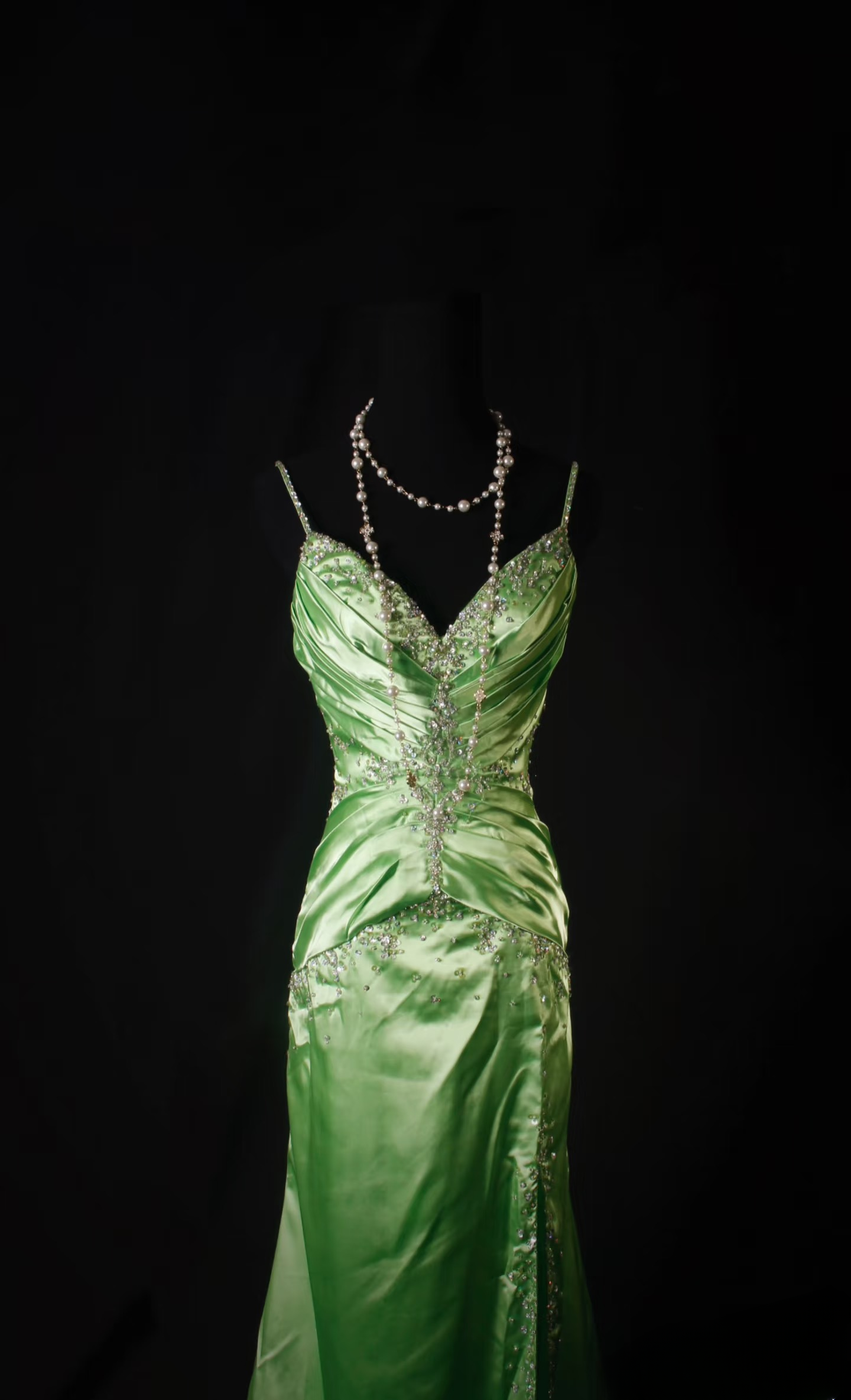 Retro-Abendkleid im Meerjungfrauenstil mit Spaghettiträgern im 80er-Jahre-Stil, silbernen Perlen und Schlitz, grünem Satin, Vintage-Mode, langes Abendkleid, Partykleid AU038