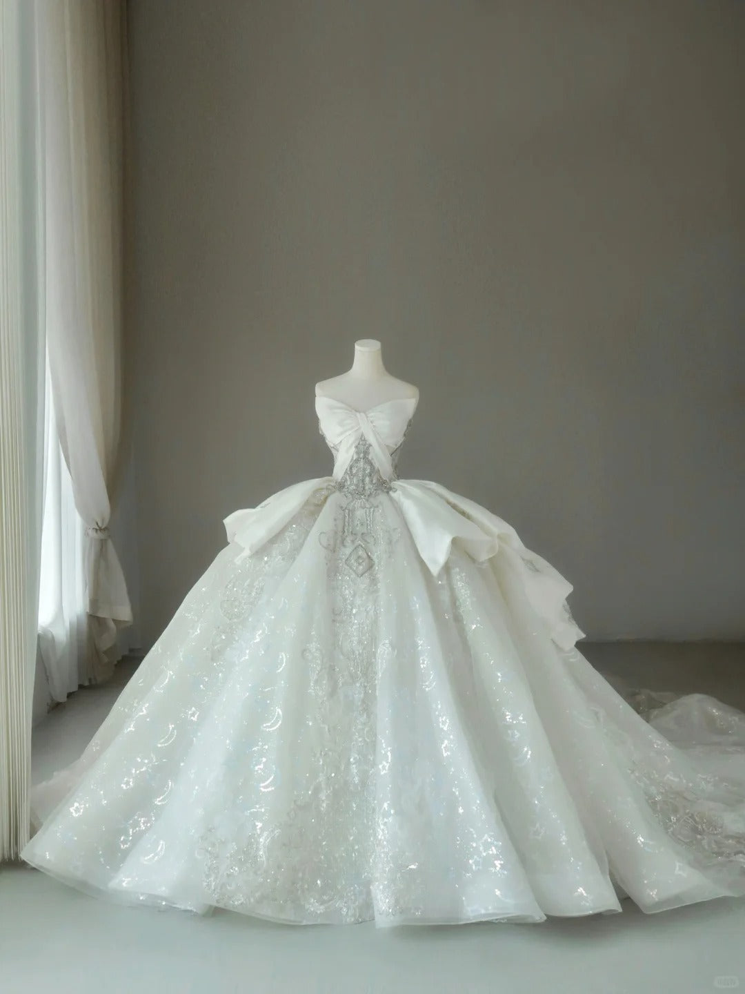 Classic Ball Gown Sweetheart White Sequin With Beading Groom Bride Gown Bridal Dress Style Wedding Dresses RB6988