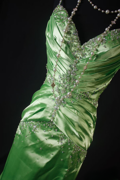 Retro-Abendkleid im Meerjungfrauenstil mit Spaghettiträgern im 80er-Jahre-Stil, silbernen Perlen und Schlitz, grünem Satin, Vintage-Mode, langes Abendkleid, Partykleid AU038