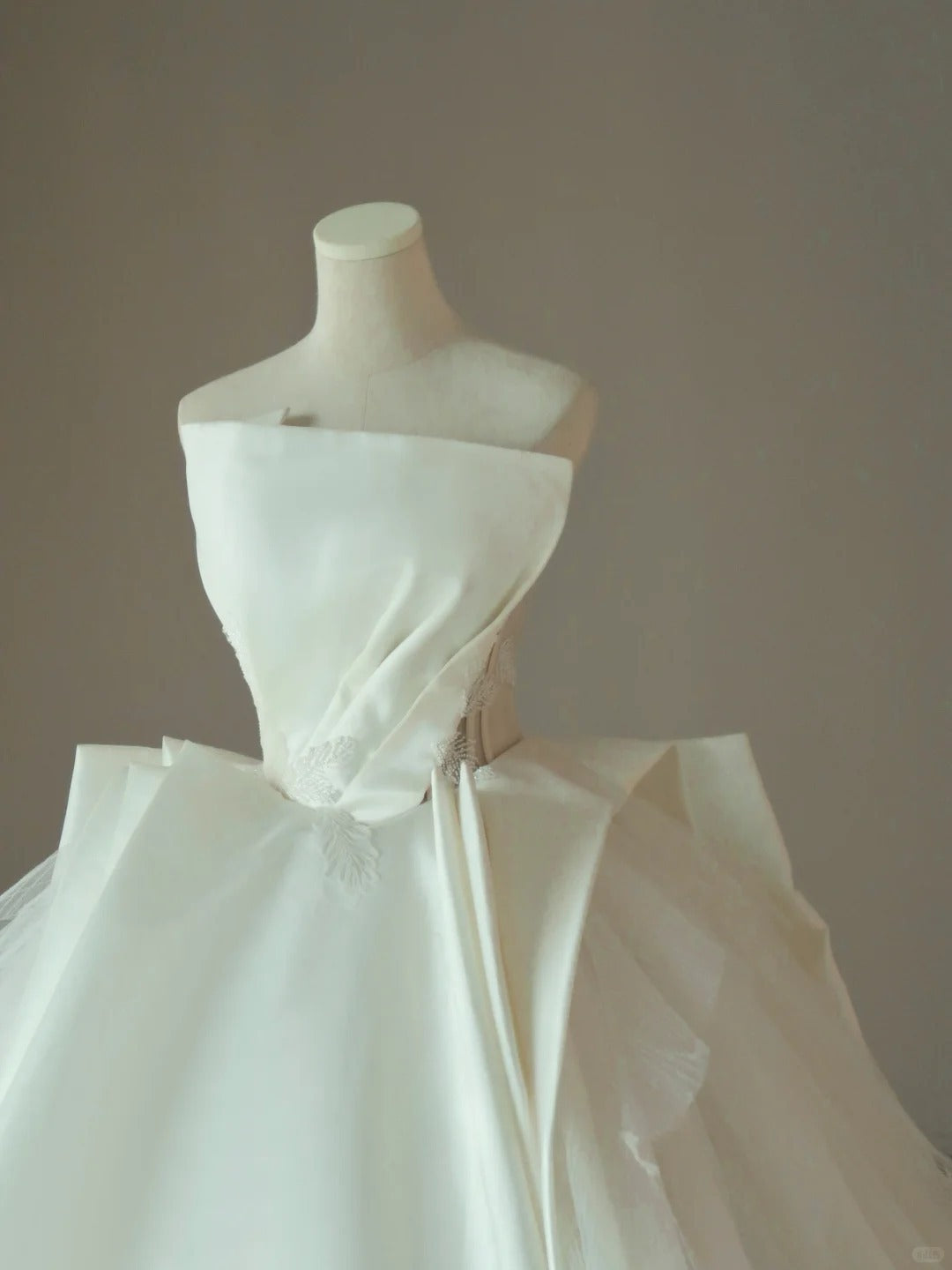 Princess Ball Gown Strapless White Tulle With Ruffled Groom Bride Gown Bridal Dress Modest Wedding Dresses RB7672