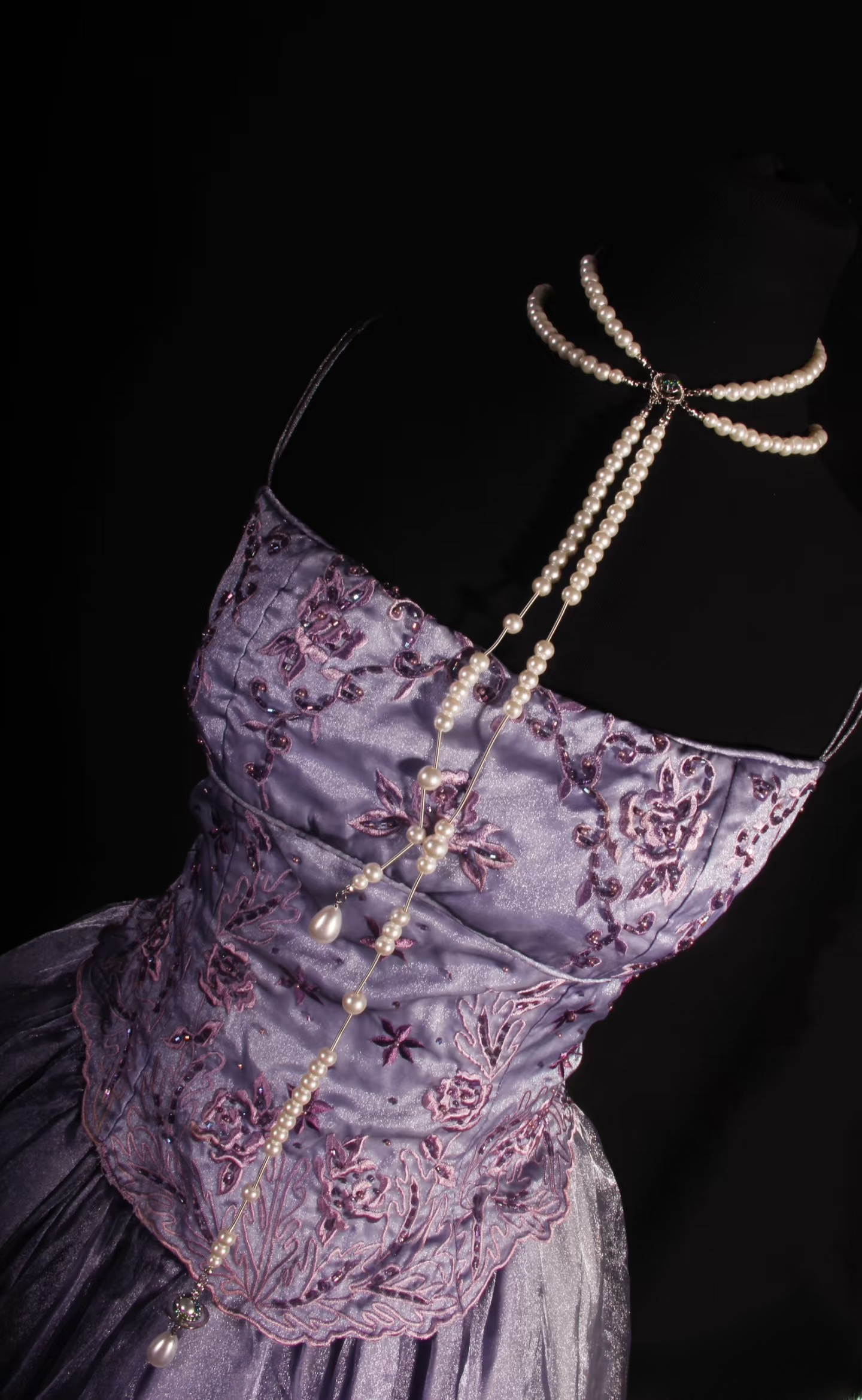Retro-Abendkleid, Ballkleid mit Spaghettiträgern im 80er-Jahre-Stil mit Perlenbesatz, Schlitz, lila Pailletten, Vintage-Mode, langes Abendkleid, Partykleid AU042
