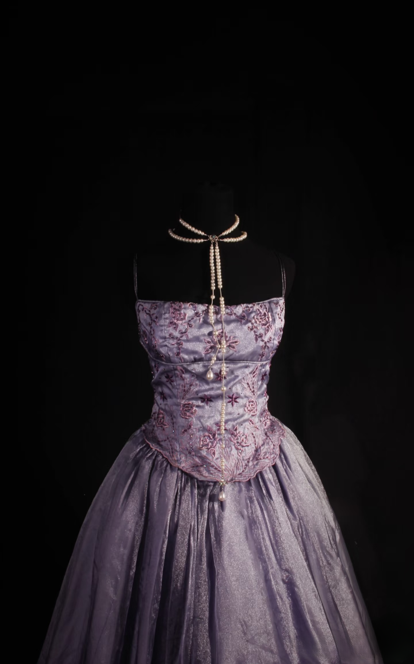 Retro-Abendkleid, Ballkleid mit Spaghettiträgern im 80er-Jahre-Stil mit Perlenbesatz, Schlitz, lila Pailletten, Vintage-Mode, langes Abendkleid, Partykleid AU042