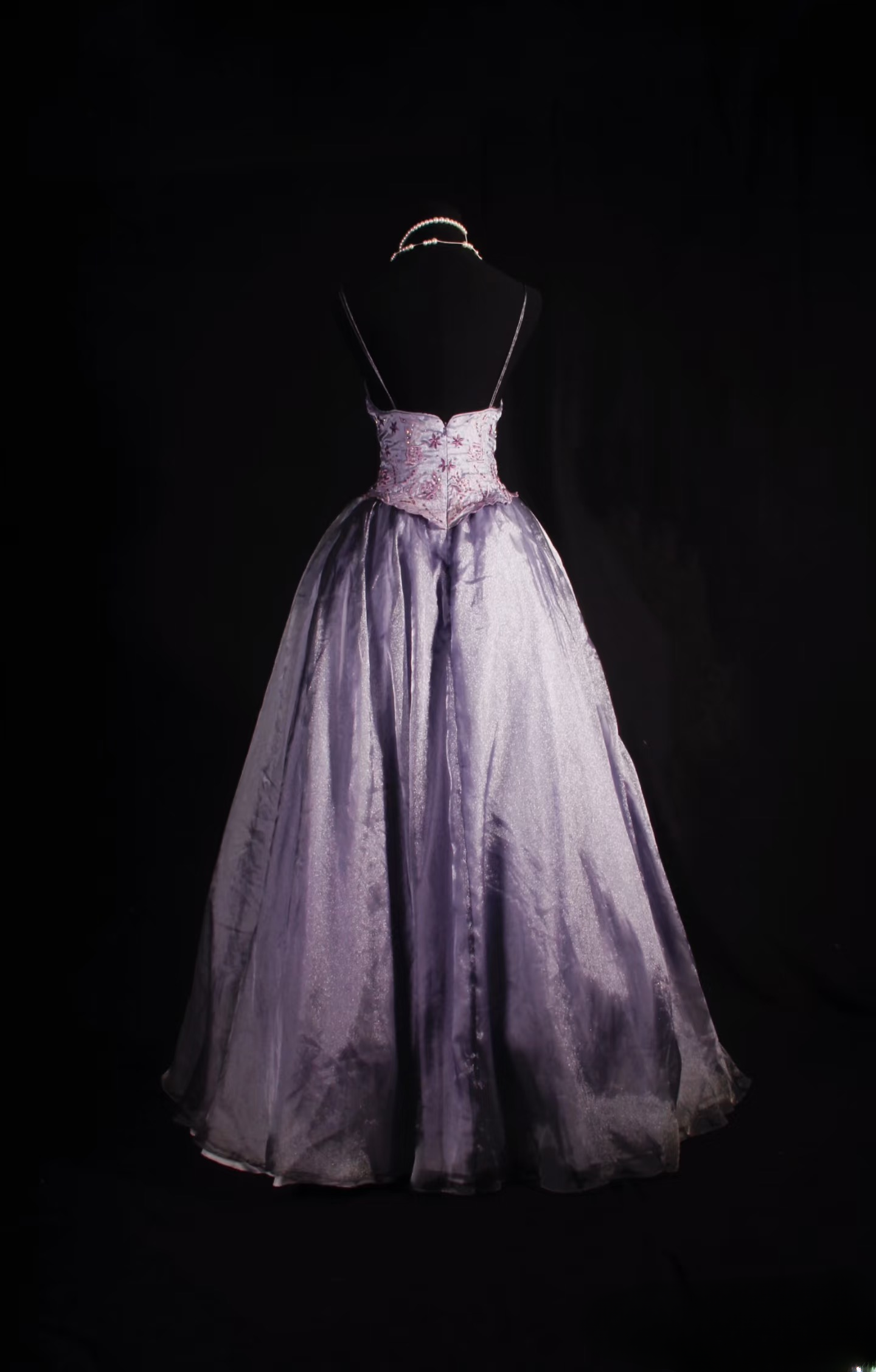 Retro-Abendkleid, Ballkleid mit Spaghettiträgern im 80er-Jahre-Stil mit Perlenbesatz, Schlitz, lila Pailletten, Vintage-Mode, langes Abendkleid, Partykleid AU042