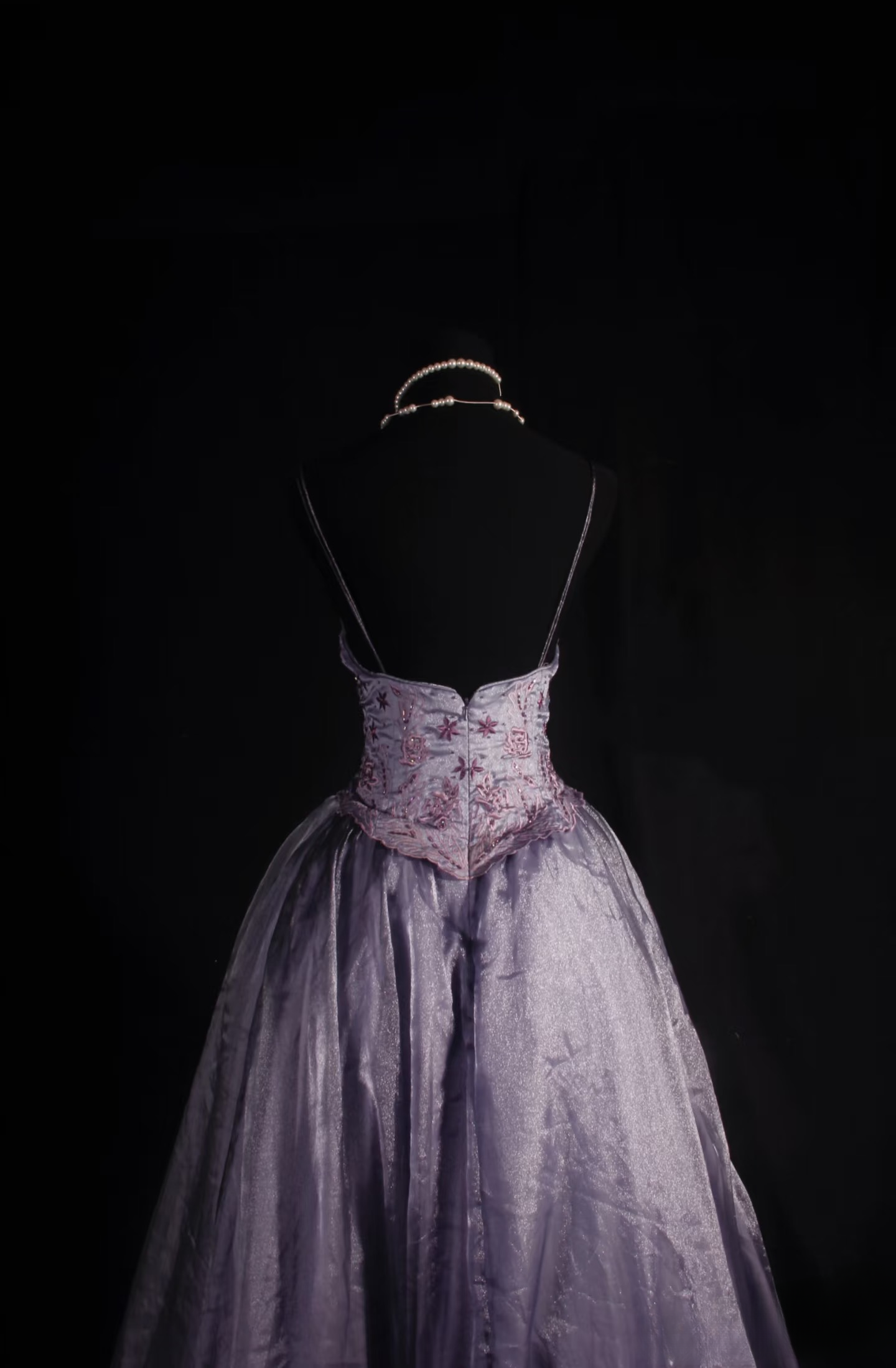 Retro-Abendkleid, Ballkleid mit Spaghettiträgern im 80er-Jahre-Stil mit Perlenbesatz, Schlitz, lila Pailletten, Vintage-Mode, langes Abendkleid, Partykleid AU042