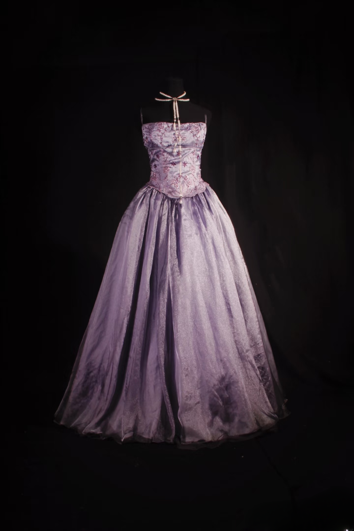 Retro-Abendkleid, Ballkleid mit Spaghettiträgern im 80er-Jahre-Stil mit Perlenbesatz, Schlitz, lila Pailletten, Vintage-Mode, langes Abendkleid, Partykleid AU042