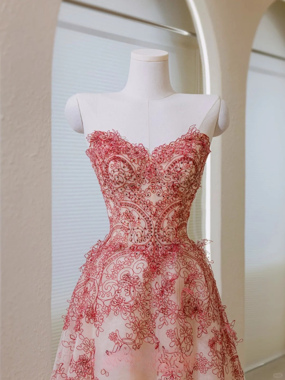 Einzigartiges Ballkleid mit herzförmigem Ausschnitt und Spitze, langes Partykleid zum 20. Geburtstag, formelles Kleid AU043