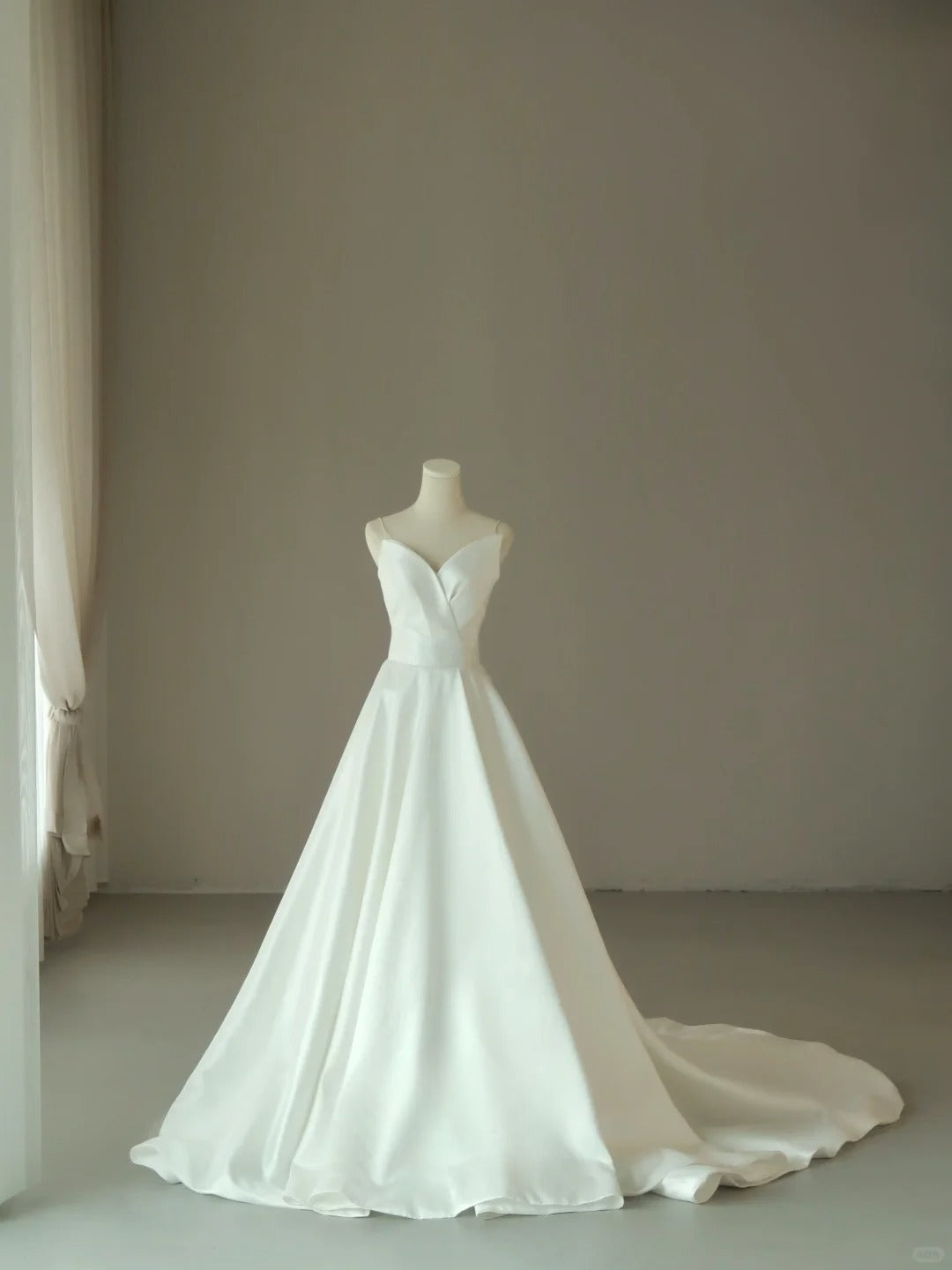Simple Ball Gown Spaghetti Straps White Satin With Ruffled Groom Bride Gown Bridal Dress Modest Wedding Dresses RB7673