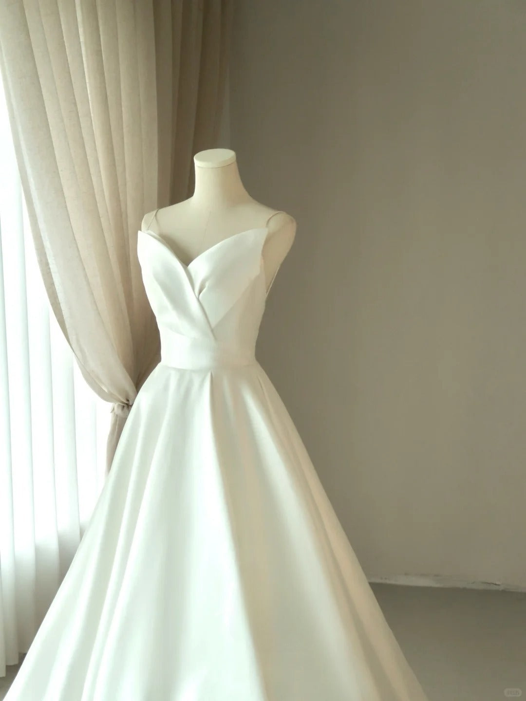 Simple Ball Gown Spaghetti Straps White Satin With Ruffled Groom Bride Gown Bridal Dress Modest Wedding Dresses RB7673