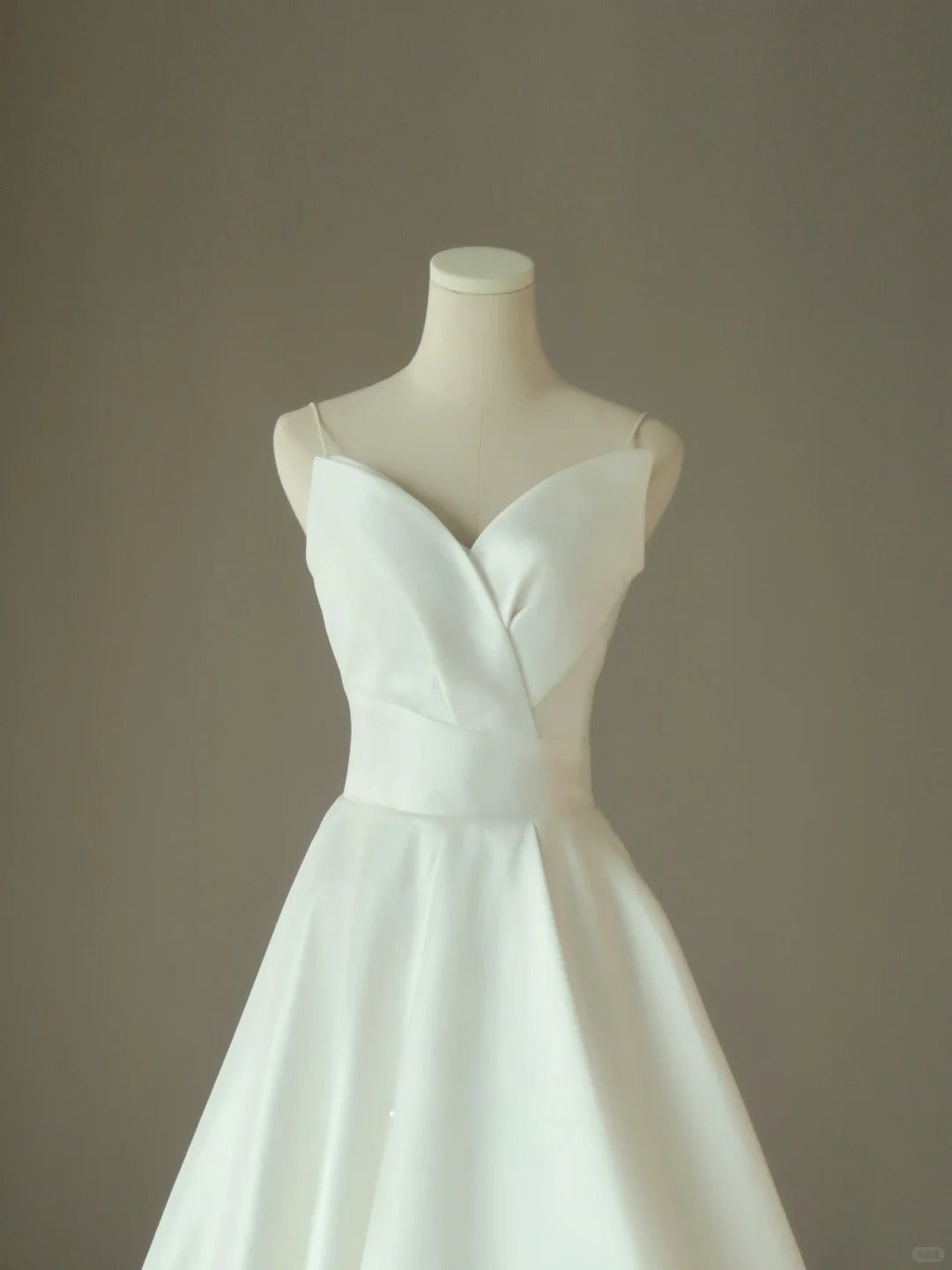 Simple Ball Gown Spaghetti Straps White Satin With Ruffled Groom Bride Gown Bridal Dress Modest Wedding Dresses RB7673