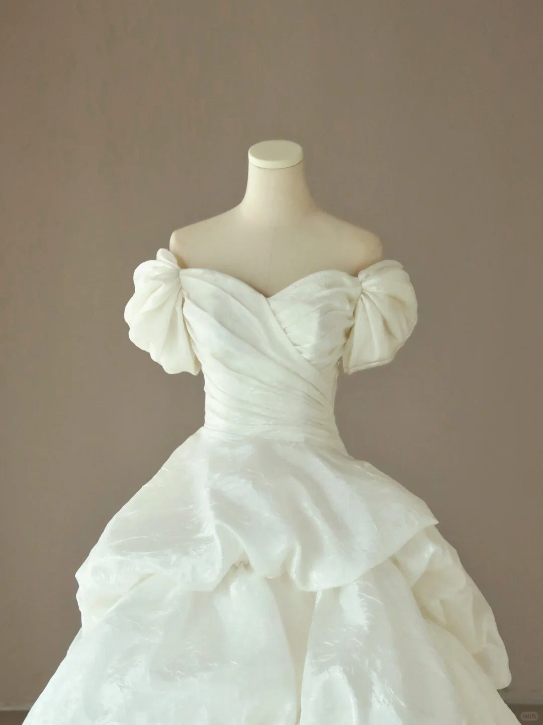 Simple Ball Gown Off The Shoulder Sweetheart White Satin With Ruffled Groom Bride Gown Bridal Dress Modest Wedding Dresses RB7675