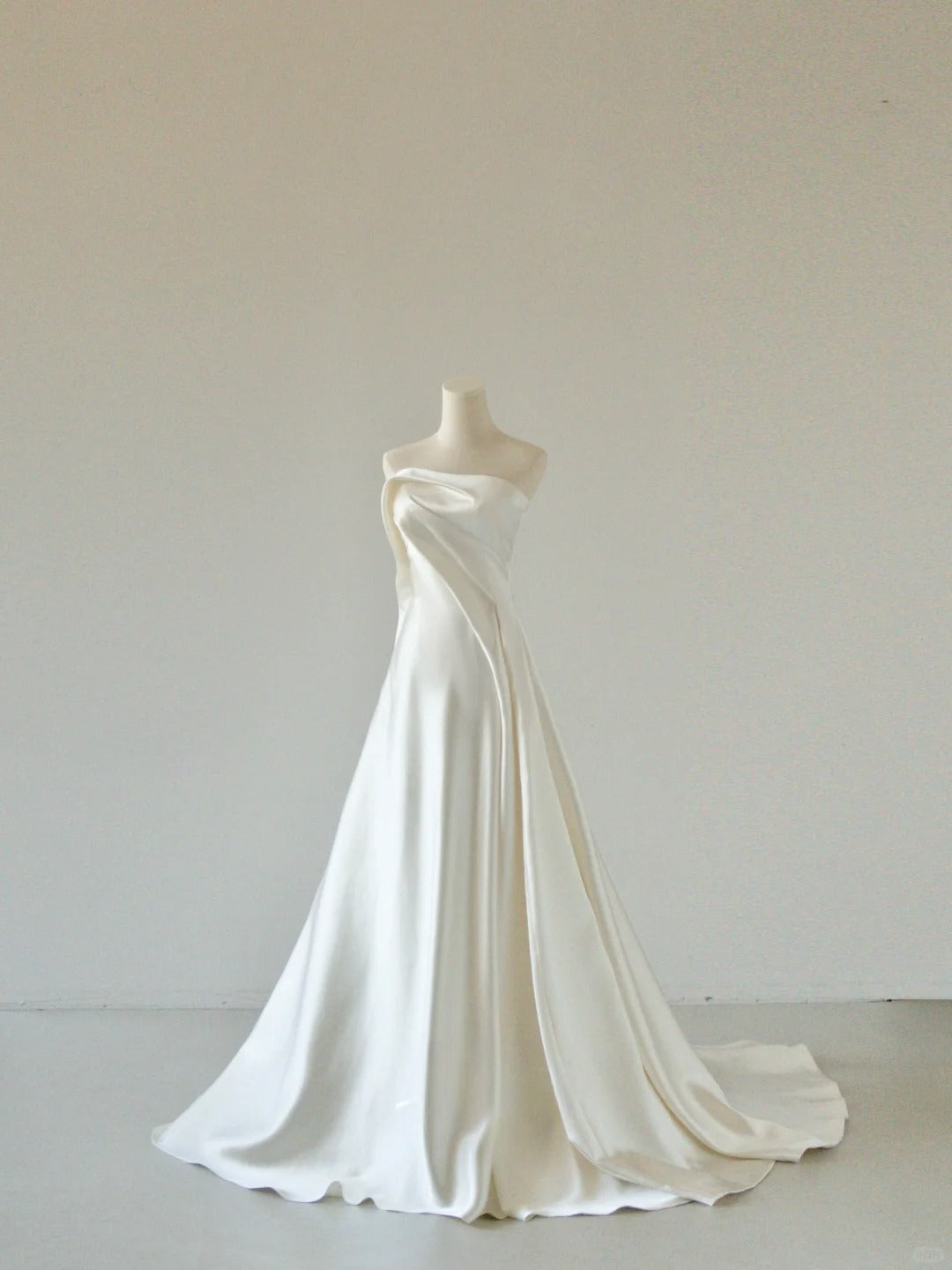 Simple Ball Gown Strapless White Satin With Ruffled Groom Bride Gown Bridal Dress Modest Wedding Dresses RB7679