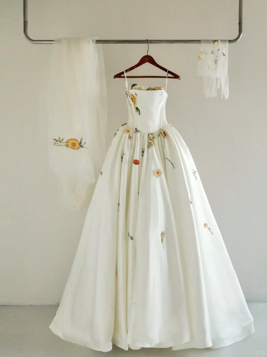 Princess Ball Gown Strapless Satin With Ruffled Bow-knot Groom Bride Gown Bridal Dress Modest Wedding Dresses RB7680