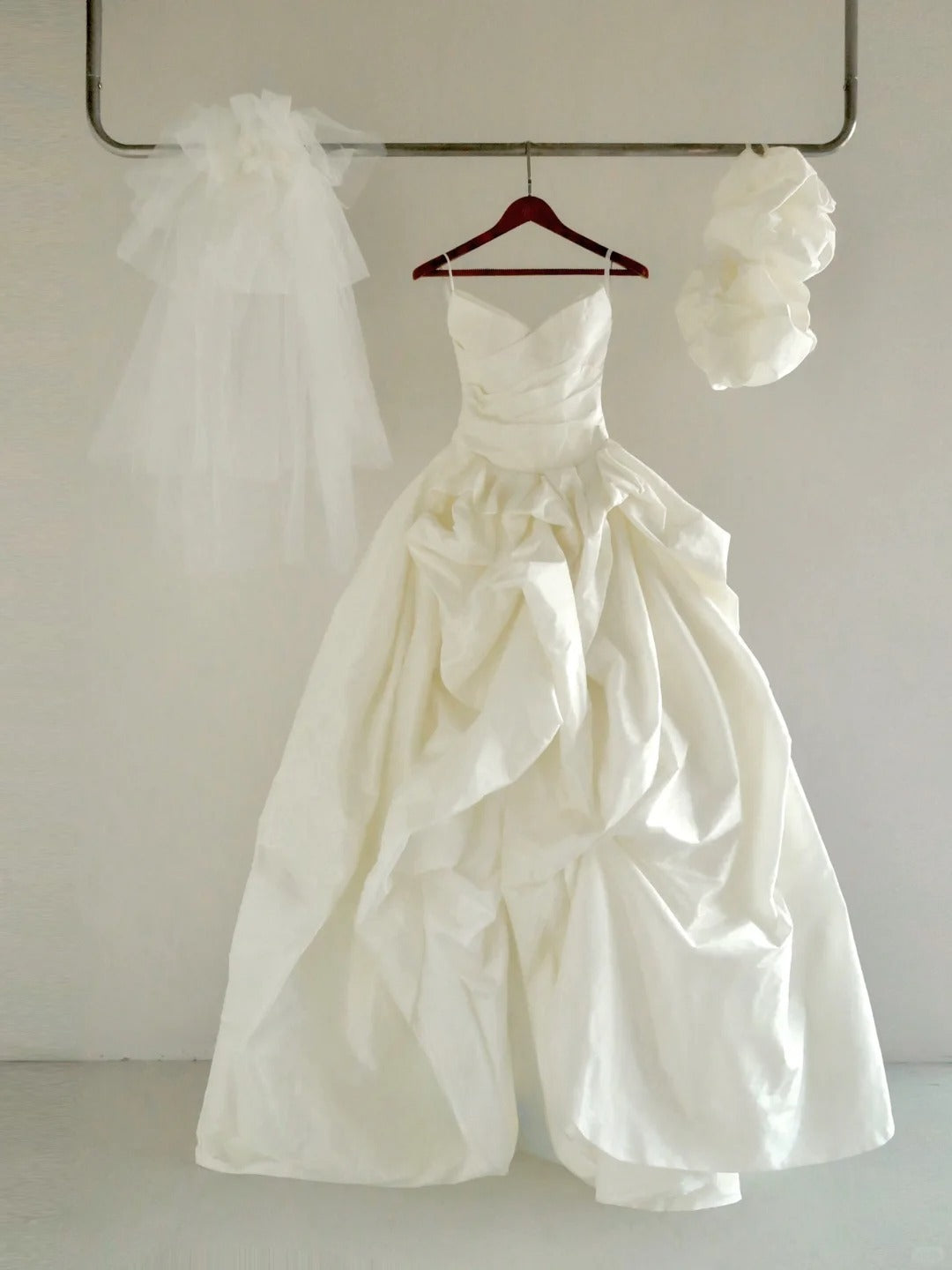 Princess Ball Gown Sweetheart Taffeta With Ruffled Long Groom Bride Gown Bridal Dress Modest Wedding Dresses RB7681