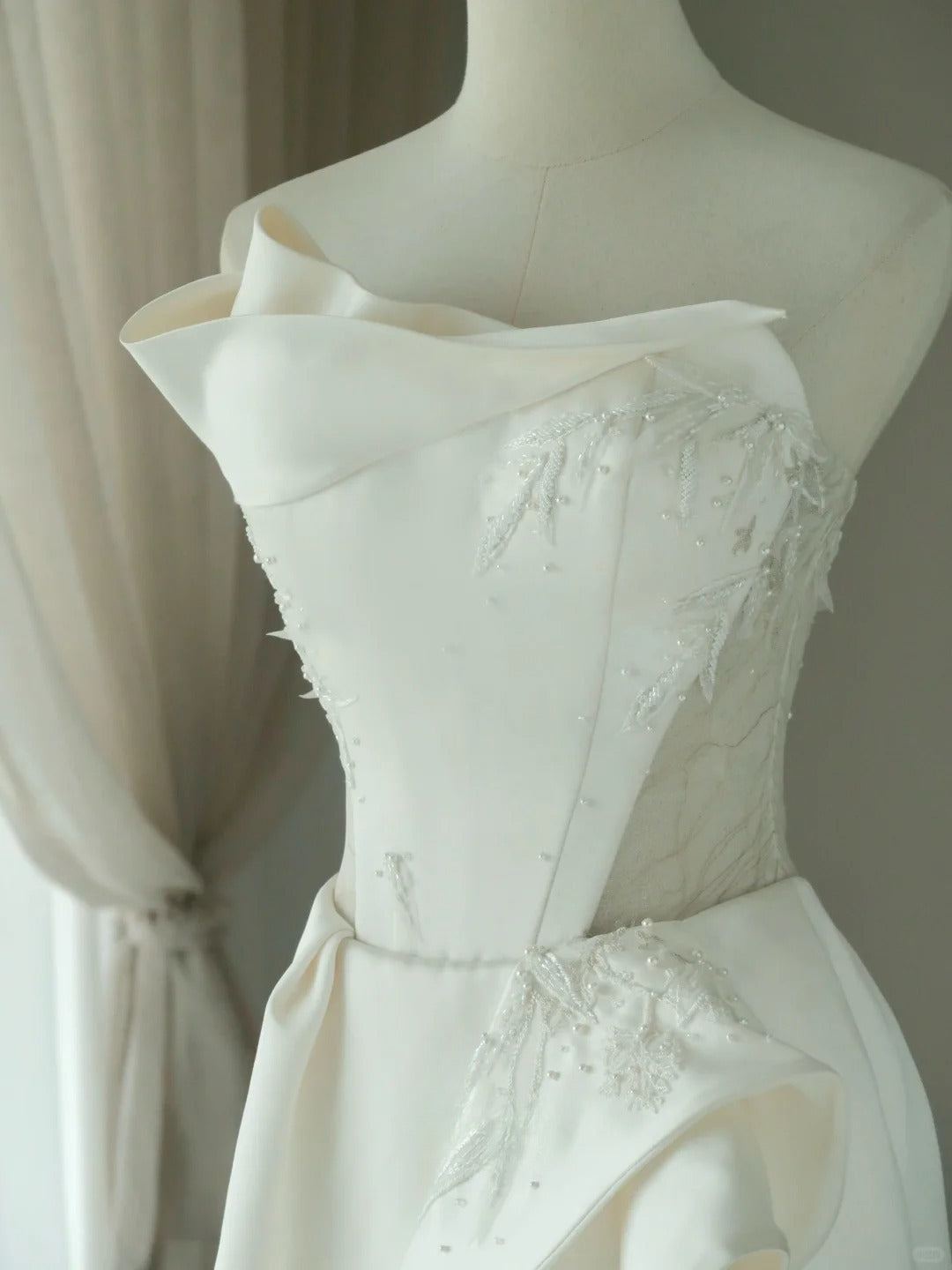 Simple A line Strapless White Satin With Ruffled Groom Bride Gown Bridal Dress Modest Wedding Dresses RB7685