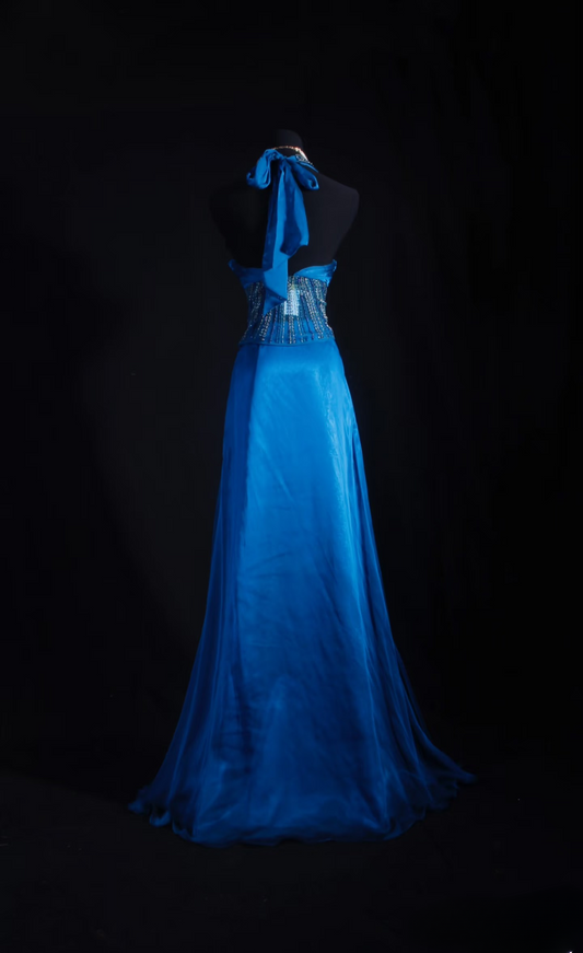 Vintage-Abendkleider im Stil der 90er Jahre: Formelles A-Linien-Abendkleid mit Neckholder aus blauem Satin – Inspiration für ein langes Abendkleid AU062