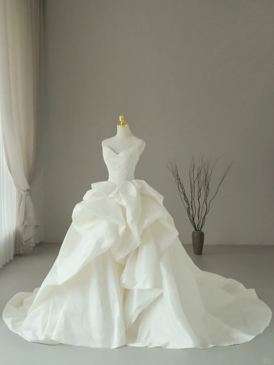 Princess Ball Gown Sweetheart Satin White With Ruffled Sleeves Groom Bride Gown Bridal Dress Modest Wedding Dresses RB7686