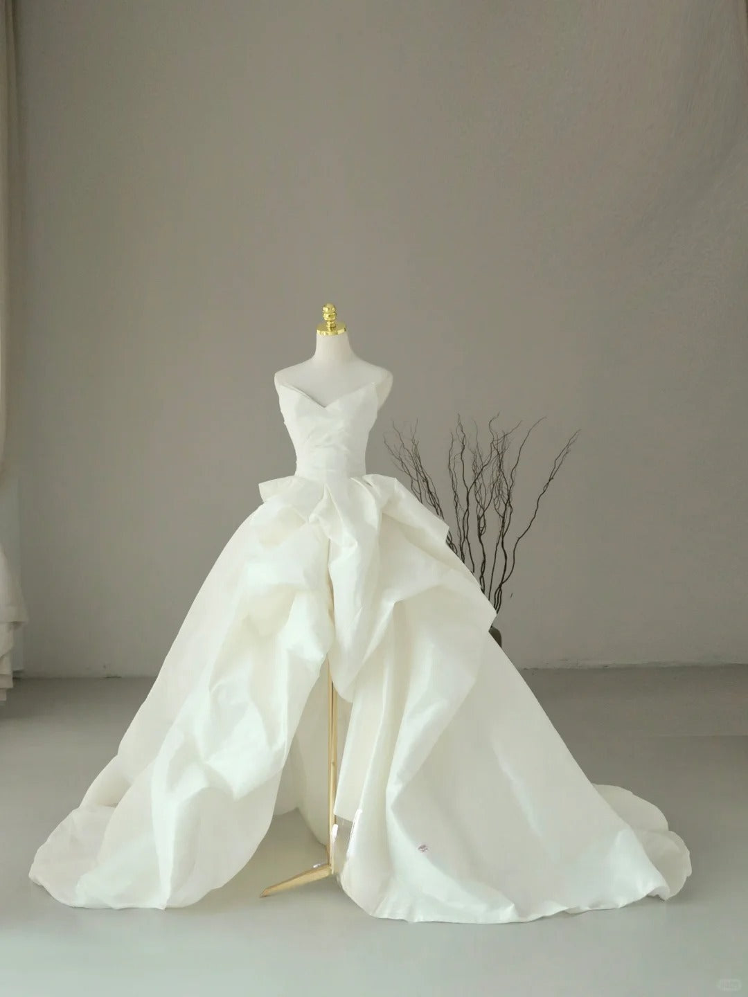 Princess Ball Gown Sweetheart Satin White With Ruffled Sleeves Groom Bride Gown Bridal Dress Modest Wedding Dresses RB7686