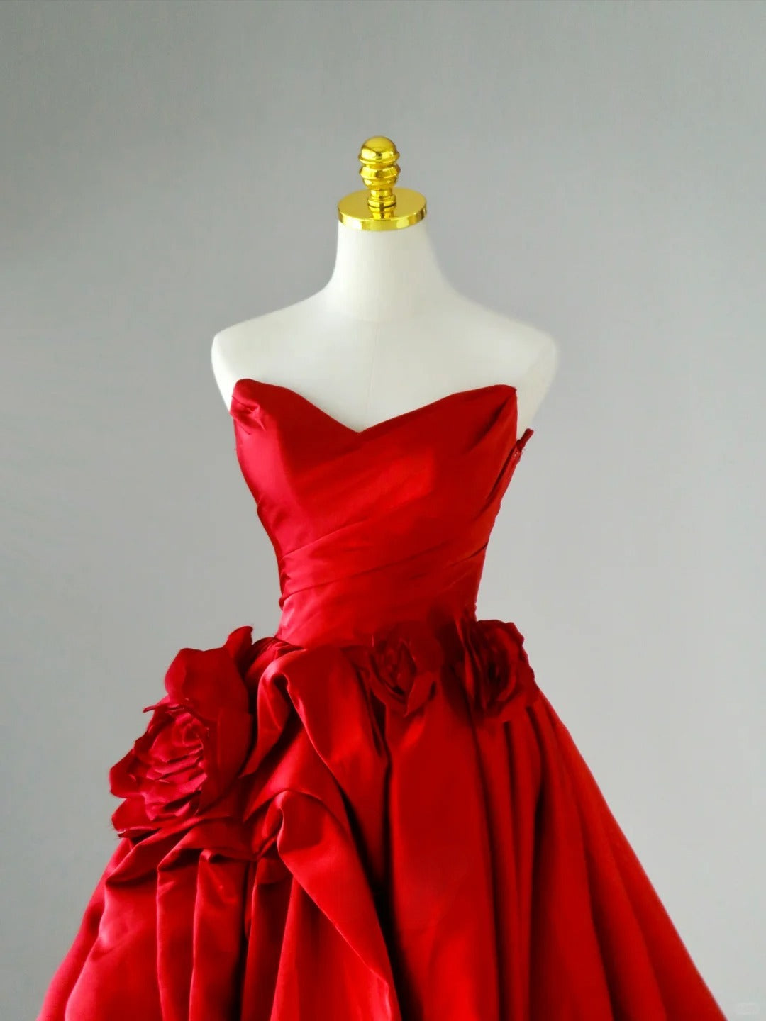 Bezauberndes Ballkleid mit Herzausschnitt, rotes Satin-Abendkleid, langes Kleid mit Blumenmuster AU071