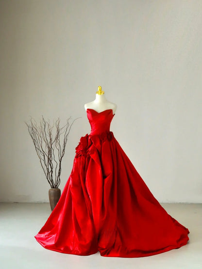 Bezauberndes Ballkleid mit Herzausschnitt, rotes Satin-Abendkleid, langes Kleid mit Blumenmuster AU071