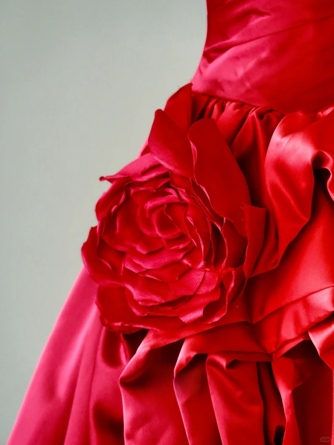 Bezauberndes Ballkleid mit Herzausschnitt, rotes Satin-Abendkleid, langes Kleid mit Blumenmuster AU071