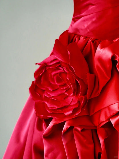 Bezauberndes Ballkleid mit Herzausschnitt, rotes Satin-Abendkleid, langes Kleid mit Blumenmuster AU071