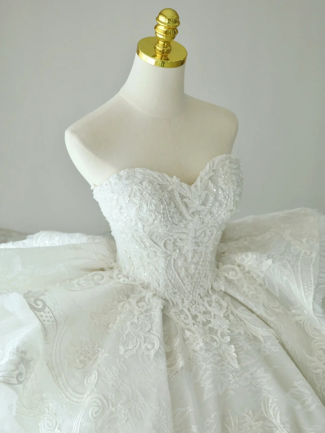 Classic Ball Gown Sweetheart White Tulle With Appliqued Lace Groom Bride Gown Bridal Dress Modest Wedding Dresses RB7690