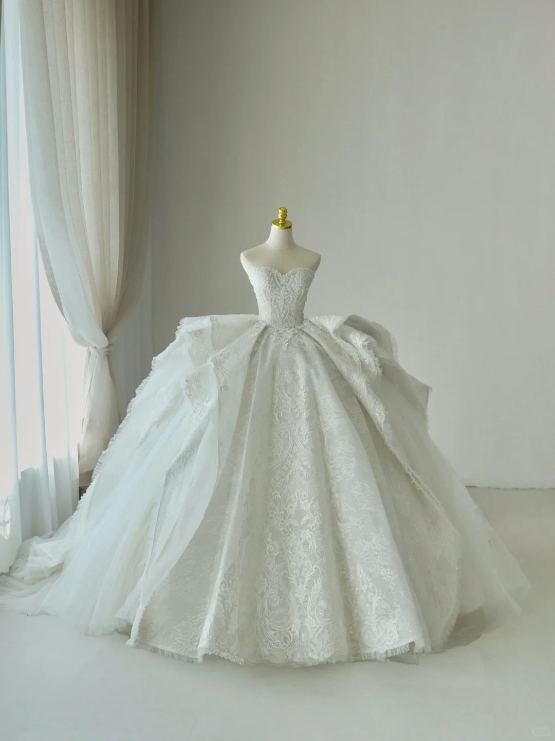 Classic Ball Gown Sweetheart White Tulle With Appliqued Lace Groom Bride Gown Bridal Dress Modest Wedding Dresses RB7690