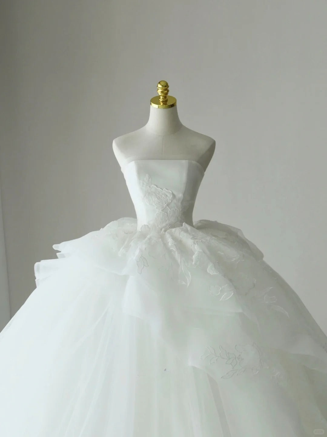 Classic Ball Gown Strapless White Tulle With Appliqued Lace Groom Bride Gown Bridal Dress Modest Wedding Dresses RB7691